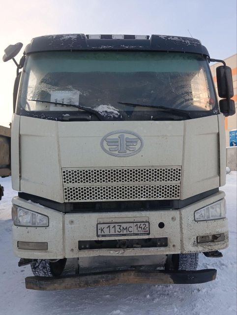 Специализированный, автомобиль - самосвал FAW J6 — фотография 1