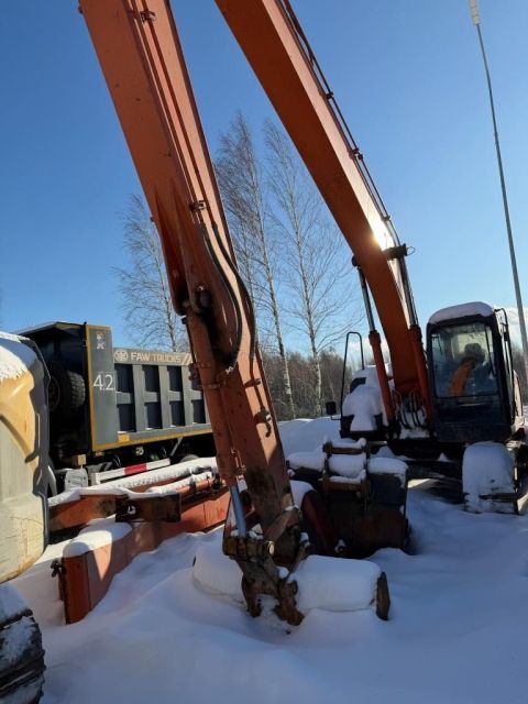 Экскаватор HITACHI ZX200-5A — фотография 1